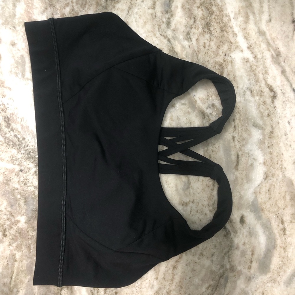 Lululemon Black Strappy Sports Bra. Pads included